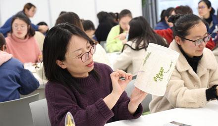 以春为名，云顶集团女神，共赴花事，三·八妇女节快乐！